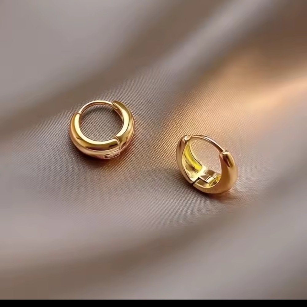 18k Gold Hoop Earrings 1/2” - Picture 3 of 4